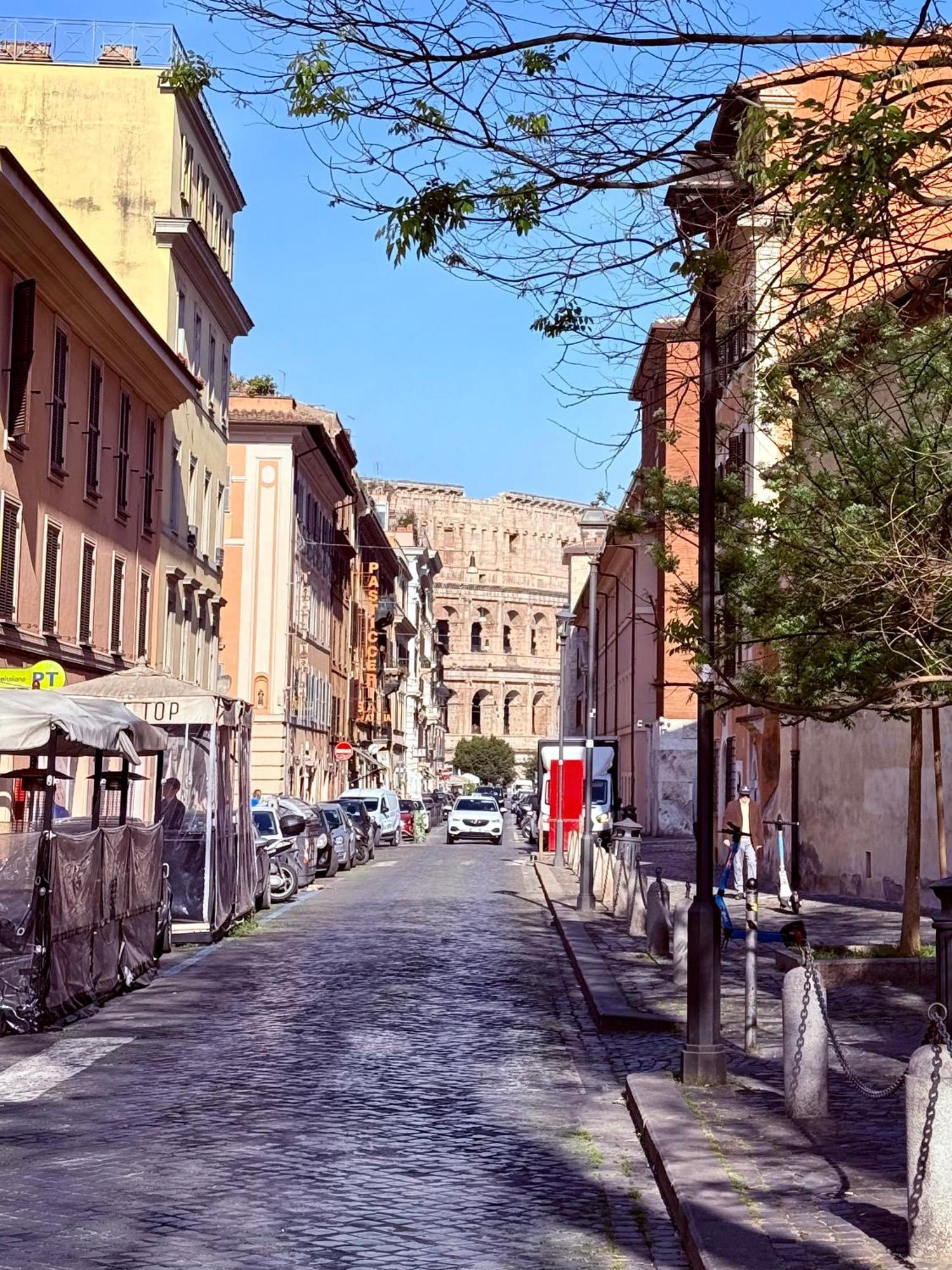 With Private Courtyard - Colosseum & Forum Rome